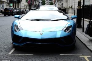 Lambo with no front plates parked in london